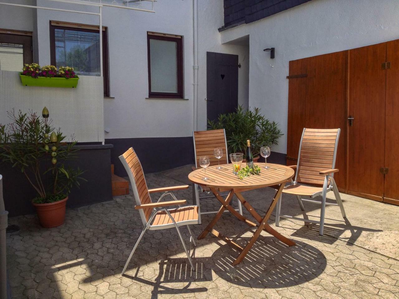 Ferienwohnungen Haus Am Wuerzlaysteig Lehmen Exterior foto